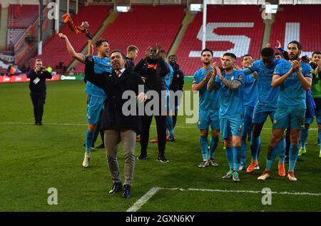 Il direttore di Barnet Darren Currie festeggia come Barnet festeggia il colpo di Sheffield United dopo il fischio finale Foto Stock