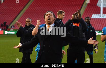 Il direttore di Barnet Darren Currie festeggia come Barnet festeggia il colpo di Sheffield United dopo il fischio finale Foto Stock