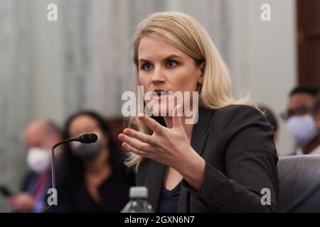 Washington, Stati Uniti. 05 ottobre 2021. L'ex dipendente di Facebook Frances Haugen testimonia davanti al Senato Subcomitato per la protezione dei consumatori, la sicurezza dei prodotti e la sicurezza dei dati durante un'audizione su Facebook file: Protecting Kids Online, a Russell Senate/Capitol Hill a Washington DC, USA. Credit: SOPA Images Limited/Alamy Live News Foto Stock