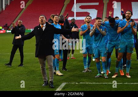 Il direttore di Barnet Darren Currie festeggia come Barnet festeggia il colpo di Sheffield United dopo il fischio finale Foto Stock