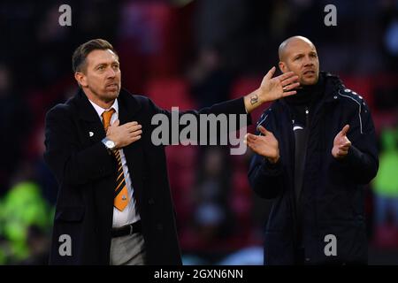 Il direttore di Barnet Darren Currie festeggia come Barnet festeggia il colpo di Sheffield United dopo il fischio finale Foto Stock