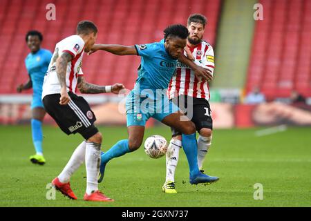 Shaq Coulthelt di Barnet passa accanto a Marvin Johnson (a sinistra) e Kieron Freeman di Sheffield United Foto Stock