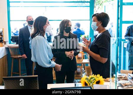 Washington, Stati Uniti d'America. 4 ottobre 2021. Washington, Stati Uniti d'America. 04 Ottobre 2021. Il vicepresidente degli Stati Uniti Kamala Harris, centro, ascolta il sindaco di D.C. Muriel Bowser, a destra, come proprietario del Colada Shop Daniella Senior, a sinistra, guarda su durante un evento che promuove le piccole imprese 4 ottobre 2021, a Washington, DC Credit: Lawrence Jackson/White House Photo/Alamy Live News Foto Stock