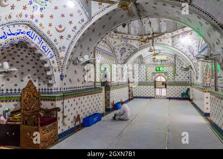 DHAKA, BANGLADESH - 20 NOVEMBRE 2016: Interno della moschea stella Tara Masjid a Dhaka, Bangladesh Foto Stock