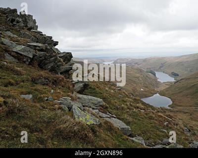 Paesaggio roccioso lakeland da Nan Bield passa High Street guardando giù su Small Water & Haweswater (formato da Damming Mardale) Cumbria, Inghilterra, Regno Unito Foto Stock