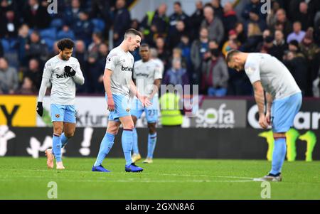 Il riso Declan di West Ham United reagisce mentre Dwight McNeil di Burnley celebra il secondo obiettivo del gioco Foto Stock