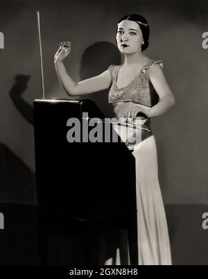 1932 c., USA : la donna pianista , violinista e tereminista CLARA ROCKMORE ( Reisenberg , 1911 - 1998 ), durante uno dei suoi concerti di esecuzione del moderno strumento elettronico TEREMINISTA . Invenzione del russo Leon Theremin ( Lev Sergeyevich Termen , 1896 - 1993 ). Fotografo sconosciuto . - PIANOFORTE - PIANISTA - MUSICISTA - MUSICA CLASSICA - Léon Théremin - classico - RITRATTO - RITRatto - STORIA - FOTO STORICHE - solista - solista - ELETTRONICA - INVENZIONE - Elettricità - Elettricità - KITSCH - tereminista - CONCERTO - SOLISTA - SOLISTA - SOLISTA - concer Foto Stock