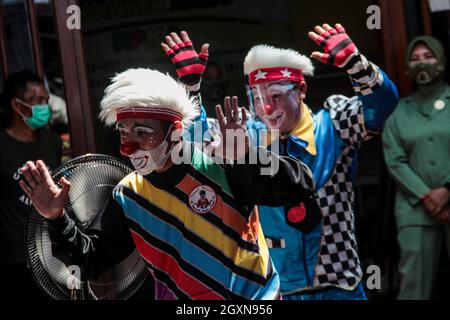 Bandung, Indonesia. 05 ottobre 2021. I membri della Comunità di Clown di Necis intrattengono i capretti superstiti del cancro a Rumah Pejuang Kanker Ambu.The Comunità di Clown di Necis insieme con Persit Kartika Chandra Kirana filiale IX Pussenkav PG Kodiklat ad hanno tenuto una parodia della prevenzione di COVID-19 per intrattenere i bambini con i superstiti del cancro. Credit: SOPA Images Limited/Alamy Live News Foto Stock