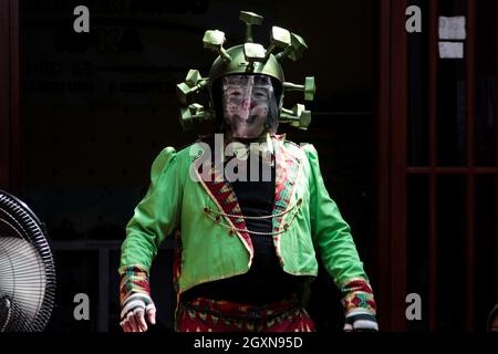 Bandung, Indonesia. 05 ottobre 2021. Un membro della Comunità di Clown di Necis intrattiene i capretti superstiti del cancro a Rumah Pejuang Kanker Ambu.The Comunità di Clown di Necis insieme con Persit Kartika Chandra Kirana filiale IX Pussenkav PG Kodiklat ad ha tenuto una parodia della prevenzione di COVID-19 per intrattenere i bambini con i superstiti del cancro. Credit: SOPA Images Limited/Alamy Live News Foto Stock