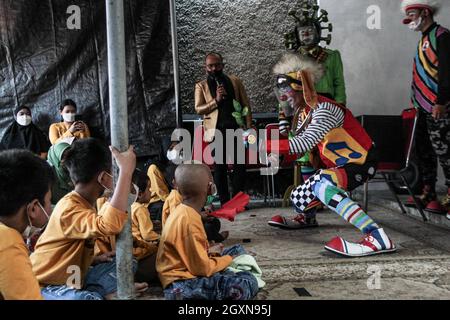 Bandung, Indonesia. 05 ottobre 2021. I membri della Comunità di Clown di Necis intrattengono i capretti superstiti del cancro a Rumah Pejuang Kanker Ambu.The Comunità di Clown di Necis insieme con Persit Kartika Chandra Kirana filiale IX Pussenkav PG Kodiklat ad hanno tenuto una parodia della prevenzione di COVID-19 per intrattenere i bambini con i superstiti del cancro. Credit: SOPA Images Limited/Alamy Live News Foto Stock