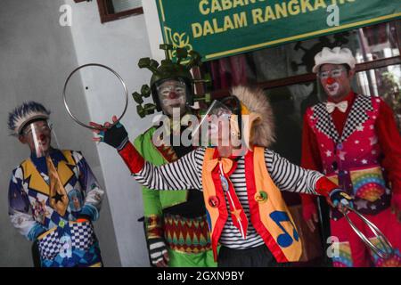 Bandung, Indonesia. 05 ottobre 2021. I membri della Comunità di Clown di Necis intrattengono i capretti superstiti del cancro a Rumah Pejuang Kanker Ambu.The Comunità di Clown di Necis insieme con Persit Kartika Chandra Kirana filiale IX Pussenkav PG Kodiklat ad hanno tenuto una parodia della prevenzione di COVID-19 per intrattenere i bambini con i superstiti del cancro. Credit: SOPA Images Limited/Alamy Live News Foto Stock