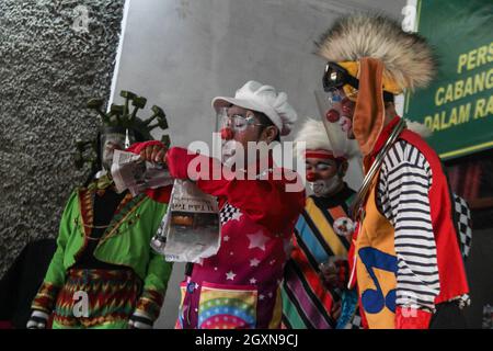 Bandung, Indonesia. 05 ottobre 2021. I membri della Comunità di Clown di Necis intrattengono i capretti superstiti del cancro a Rumah Pejuang Kanker Ambu.The Comunità di Clown di Necis insieme con Persit Kartika Chandra Kirana filiale IX Pussenkav PG Kodiklat ad hanno tenuto una parodia della prevenzione di COVID-19 per intrattenere i bambini con i superstiti del cancro. Credit: SOPA Images Limited/Alamy Live News Foto Stock