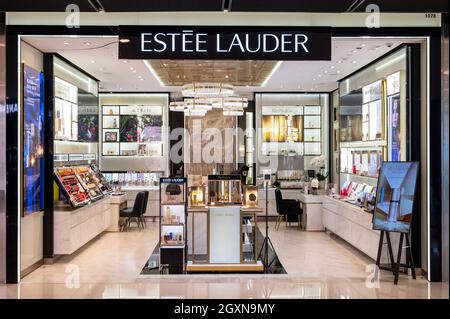 Hong Kong, Cina. 4 ottobre 2021. American multinazionale Skinccare, e marca di prodotti di bellezza, Estée Lauder (Estee Lauder) logo visto a Hong Kong. (Foto di Budrul Chukrut/SOPA Images/Sipa USA) Credit: Sipa USA/Alamy Live News Foto Stock