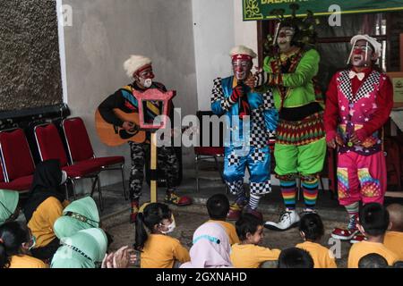 Bandung, Indonesia. 05 ottobre 2021. I membri della Comunità di Clown di Necis intrattengono i capretti superstiti del cancro a Rumah Pejuang Kanker Ambu.The Comunità di Clown di Necis insieme con Persit Kartika Chandra Kirana filiale IX Pussenkav PG Kodiklat ad hanno tenuto una parodia della prevenzione di COVID-19 per intrattenere i bambini con i superstiti del cancro. (Foto di Algi Fabbri Sugita/SOPA Images/Sipa USA) Credit: Sipa USA/Alamy Live News Foto Stock