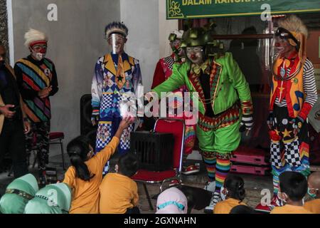 Bandung, Indonesia. 05 ottobre 2021. I membri della Comunità di Clown di Necis intrattengono i capretti superstiti del cancro a Rumah Pejuang Kanker Ambu.The Comunità di Clown di Necis insieme con Persit Kartika Chandra Kirana filiale IX Pussenkav PG Kodiklat ad hanno tenuto una parodia della prevenzione di COVID-19 per intrattenere i bambini con i superstiti del cancro. (Foto di Algi Fabbri Sugita/SOPA Images/Sipa USA) Credit: Sipa USA/Alamy Live News Foto Stock