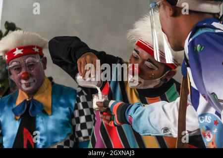 Bandung, Indonesia. 05 ottobre 2021. I membri della Comunità di Clown di Necis intrattengono i capretti superstiti del cancro a Rumah Pejuang Kanker Ambu.The Comunità di Clown di Necis insieme con Persit Kartika Chandra Kirana filiale IX Pussenkav PG Kodiklat ad hanno tenuto una parodia della prevenzione di COVID-19 per intrattenere i bambini con i superstiti del cancro. (Foto di Algi Fabbri Sugita/SOPA Images/Sipa USA) Credit: Sipa USA/Alamy Live News Foto Stock