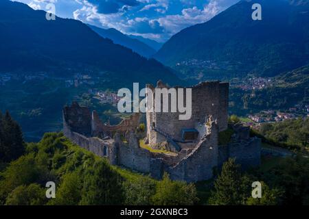 Castello Romano, Castel Romano fu costruito intorno al XII secolo sulla collina di Sant'Antonio, nel dominio della Pieve di Bono e della Valle del Chiese Foto Stock