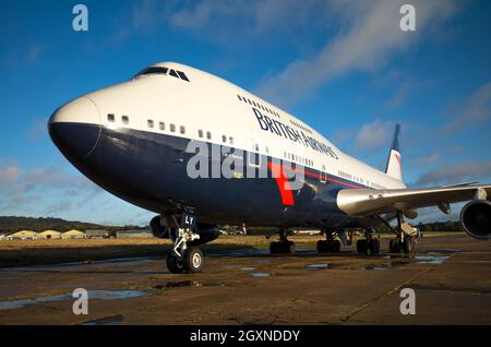 Smantellamento della British Airways Boeing 747 G-BNLY parcheggiato a Dunsfold Aerodrome, Surrey, Regno Unito Foto Stock