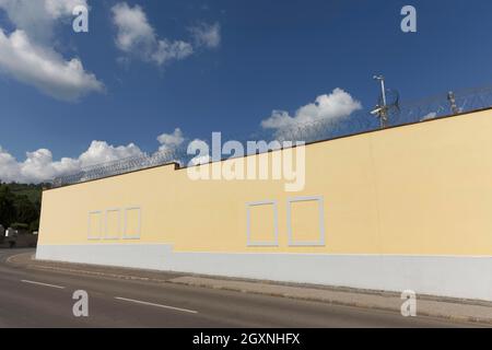 Muro di prigione con serramenti dipinti, prigione di Stein, prigione di Krems-Stein, Wachau, bassa Austria, Austria Foto Stock