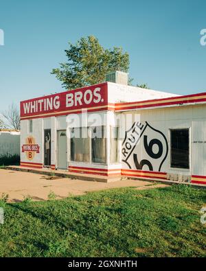 Distributore di benzina Old Whiting Bros, sulla Route 66 a Tucumcari, New Mexico Foto Stock