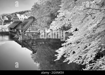 Immagine a infrarossi, storico mulino a martelli, museo, fonte carsica del Blau, Blautopf in Blaubeuren, Alb sveva, Baden-Wuerttemberg, Germania Foto Stock