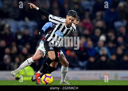 Steven Defour di Burnley e Ayoze Perez del Newcastle United combattono per la palla Foto Stock