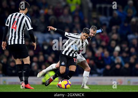 Steven Defour di Burnley e Ayoze Perez del Newcastle United combattono per la palla Foto Stock