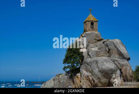 Rocher de la Sentinelle, casa di guardia sulla roccia, Port Blanc, Penvenan, Cotes-d'Armor, Bretagna, Francia Foto Stock