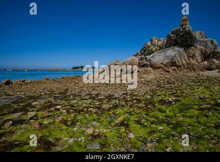 Rocher de la Sentinelle, casa di guardia sulla roccia, Port Blanc, Penvenan, Cotes-d'Armor, Bretagna, Francia Foto Stock