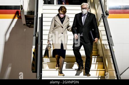 Kiew, Ucraina. 30 settembre 2021. Il presidente federale Frank-Walter Steinmeier e sua moglie Elke Büdenbender scesi dall'aereo all'aeroporto Boryspil di Kiev. Steinmeier si è recato in Ucraina per commemorare i crimini tedeschi nella seconda guerra mondiale. Credit: Brittta Pedersen/dpa-Zentralbild/dpa/Alamy Live News Foto Stock