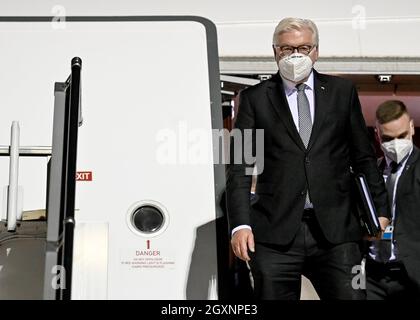 Kiew, Ucraina. 30 settembre 2021. Il presidente federale Frank-Walter Steinmeier si stanca dall'aereo all'aeroporto Boryspil di Kiev. Steinmeier si è recato in Ucraina per commemorare i crimini tedeschi nella seconda guerra mondiale. Credit: Brittta Pedersen/dpa-Zentralbild/dpa/Alamy Live News Foto Stock