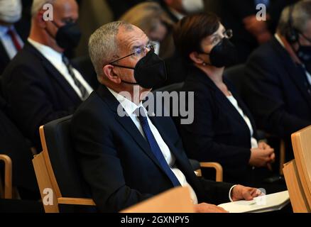 Oswiecim, Polonia. 4 ottobre 2021. Il presidente austriaco Alexander Van der Bellen ha visto durante l'evento. Il presidente austriaco Alexander Van der Bellen e il presidente del Consiglio nazionale austriaco Wolfgang Sobotka hanno visitato il sito commemorativo di Auschwitz e hanno partecipato all'apertura della mostra nazionale austriaca intitolata 'so far, so Close. Austria e Auschwitz». (Foto di Alex Bona/SOPA Images/Sipa USA) Credit: Sipa USA/Alamy Live News Foto Stock