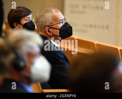 Oswiecim, Polonia. 4 ottobre 2021. Il presidente austriaco Alexander Van der Bellen ha visto durante l'evento. Il presidente austriaco Alexander Van der Bellen e il presidente del Consiglio nazionale austriaco Wolfgang Sobotka hanno visitato il sito commemorativo di Auschwitz e hanno partecipato all'apertura della mostra nazionale austriaca intitolata 'so far, so Close. Austria e Auschwitz». (Foto di Alex Bona/SOPA Images/Sipa USA) Credit: Sipa USA/Alamy Live News Foto Stock