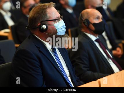 Oswiecim, Polonia. 4 ottobre 2021. Piotr Cywinski, direttore del Museo Auschwitz-Birkenau, visto durante l'evento. Il presidente austriaco Alexander Van der Bellen e il presidente del Consiglio nazionale austriaco Wolfgang Sobotka hanno visitato il sito commemorativo di Auschwitz e hanno partecipato all'apertura della mostra nazionale austriaca intitolata 'so far, so Close. Austria e Auschwitz». (Foto di Alex Bona/SOPA Images/Sipa USA) Credit: Sipa USA/Alamy Live News Foto Stock