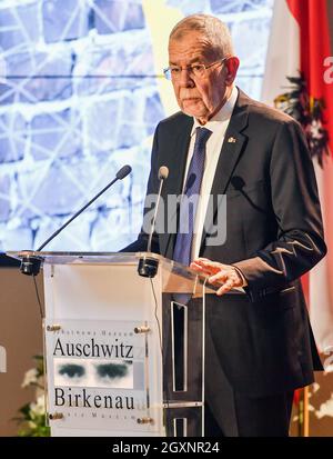 Oswiecim, Polonia. 4 ottobre 2021. Il presidente austriaco Alexander Van der Bellen parla durante l'evento. Il presidente austriaco Alexander Van der Bellen e il presidente del Consiglio nazionale austriaco Wolfgang Sobotka hanno visitato il sito commemorativo di Auschwitz e hanno partecipato all'apertura della mostra nazionale austriaca intitolata 'so far, so Close. Austria e Auschwitz». Credit: SOPA Images Limited/Alamy Live News Foto Stock