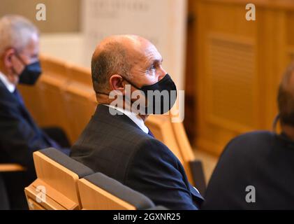 Oswiecim, Polonia. 4 ottobre 2021. Presidente del Consiglio nazionale austriaco, Wolfgang Sobotka ha visto durante l'evento. Il presidente austriaco Alexander Van der Bellen e il presidente del Consiglio nazionale austriaco Wolfgang Sobotka hanno visitato il sito commemorativo di Auschwitz e hanno partecipato all'apertura della mostra nazionale austriaca intitolata 'so far, so Close. Austria e Auschwitz». Credit: SOPA Images Limited/Alamy Live News Foto Stock