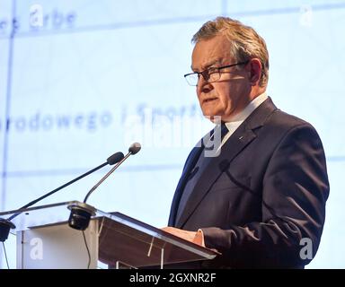 Oswiecim, Polonia. 4 ottobre 2021. Piotr Glinski, vice primo ministro parla durante l'evento. Il presidente austriaco Alexander Van der Bellen e il presidente del Consiglio nazionale austriaco Wolfgang Sobotka hanno visitato il sito commemorativo di Auschwitz e hanno partecipato all'apertura della mostra nazionale austriaca intitolata 'so far, so Close. Austria e Auschwitz». Credit: SOPA Images Limited/Alamy Live News Foto Stock