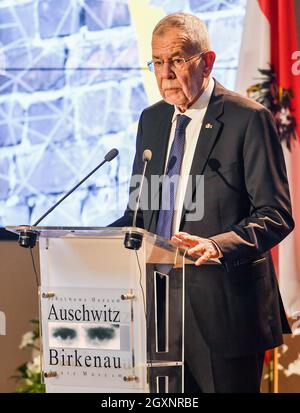 Oswiecim, Polonia. 4 ottobre 2021. Il presidente austriaco Alexander Van der Bellen parla durante l'evento. Il presidente austriaco Alexander Van der Bellen e il presidente del Consiglio nazionale austriaco Wolfgang Sobotka hanno visitato il sito commemorativo di Auschwitz e hanno partecipato all'apertura della mostra nazionale austriaca intitolata 'so far, so Close. Austria e Auschwitz». (Foto di Alex Bona/SOPA Images/Sipa USA) Credit: Sipa USA/Alamy Live News Foto Stock