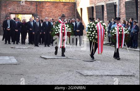 Oswiecim, Polonia. 4 ottobre 2021. Gli ufficiali trasportano le corone davanti alla delegazione austriaca, per la cerimonia di deposizione delle corone. Il presidente austriaco Alexander Van der Bellen e il presidente del Consiglio nazionale austriaco Wolfgang Sobotka hanno visitato il sito commemorativo di Auschwitz e hanno partecipato all'apertura della mostra nazionale austriaca intitolata 'so far, so Close. Austria e Auschwitz». Credit: SOPA Images Limited/Alamy Live News Foto Stock