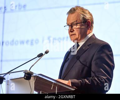 Oswiecim, Polonia. 4 ottobre 2021. Piotr Glinski, vice primo ministro parla durante l'evento. Il presidente austriaco Alexander Van der Bellen e il presidente del Consiglio nazionale austriaco Wolfgang Sobotka hanno visitato il sito commemorativo di Auschwitz e hanno partecipato all'apertura della mostra nazionale austriaca intitolata 'so far, so Close. Austria e Auschwitz». (Foto di Alex Bona/SOPA Images/Sipa USA) Credit: Sipa USA/Alamy Live News Foto Stock