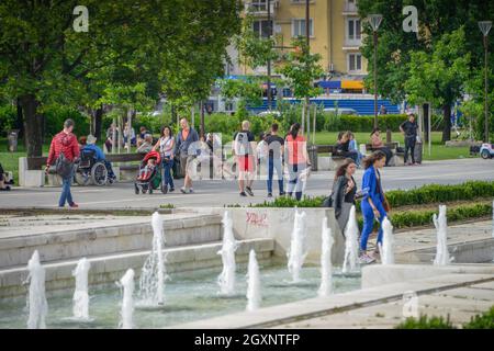 Fontana, Piazza di fronte al Palazzo Nazionale della Cultura, Bulevard Bulgaria, Sofia, Bulgaria Foto Stock