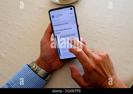 SITO WEB DEI servizi DI cittadinanza E immigrazione DEGLI STATI UNITI su un telefono cellulare; pagina del Centro risorse sulla cittadinanza di lettura degli uomini con informazioni per i richiedenti cittadini. Foto Stock