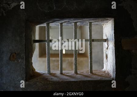 Finestra Barred, Hollandinha, cella solitaria, campo di concentramento Tarrafal, Isola di Santiago, Repubblica del Capo Verde Foto Stock