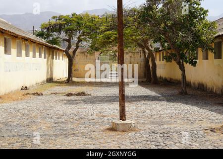 Portale d'ingresso, campo di concentramento Tarrafal, Isola di Santiago, Repubblica di Capo Verde Foto Stock