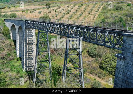 Vecchio ponte ferroviario, viadotto, Portogallo Foto Stock