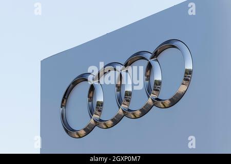 Logo di Audi AG su un pilastro, quattro anelli, marchio figurativo, Germania Foto Stock