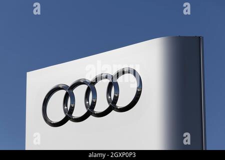 Logo di Audi AG su un pilastro, quattro anelli, marchio figurativo, Germania Foto Stock