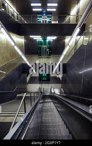 Scale mobili e ascensore presso la stazione della metropolitana, Wettersteinplatz, Giesing, Monaco, alta Baviera, Baviera, Germania Foto Stock