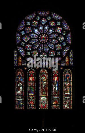 Rosone del transetto nord con cinque finestre a lancetta sotto, Cattedrale di Notre-Dame, Chartres, Eure-et-Loir, Francia Foto Stock