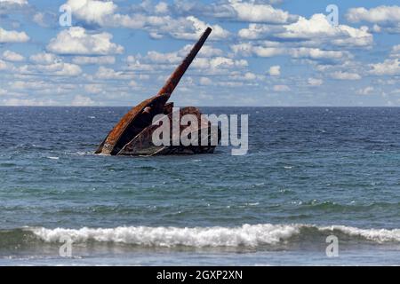 Torretta di pistola, arrugginita, Cruiser blindato spagnolo Christobal Colon, che sorge sopra la superficie del mare, esecuzione aground nella battaglia navale al largo di Santiago de Cuba il 03 Foto Stock